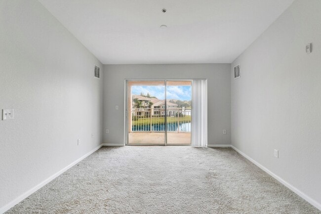 Building Photo - 141 SW Palm Dr