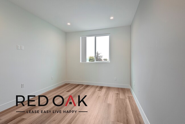 Building Photo - Elegant and Modern Two Bedroom with Recess...