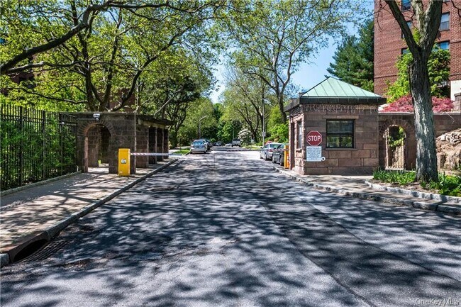 Building Photo - 161 Pearsall Dr