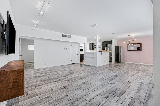 Building Photo - Now Leasing & Ready for immediate move in! HUGE POOL – Fully Updated Scottsdale Home!