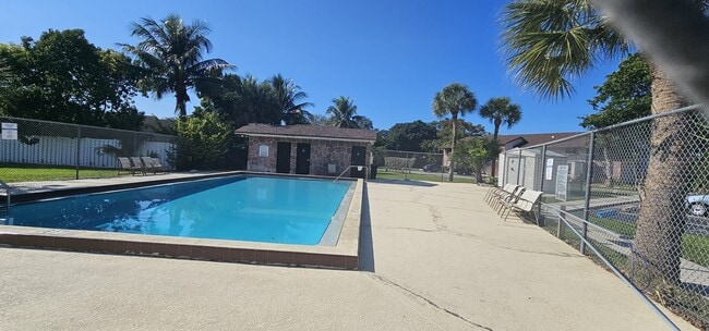 Building Photo - 6020 Shaker Wood Cir