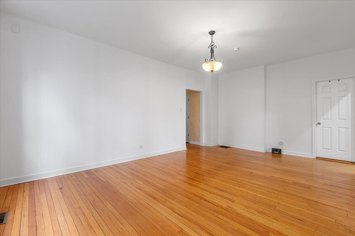 Building Photo - 6445 N Greenview Ave