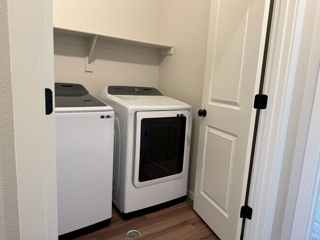 Building Photo - Beautiful Home in Windsor with Internet Included!