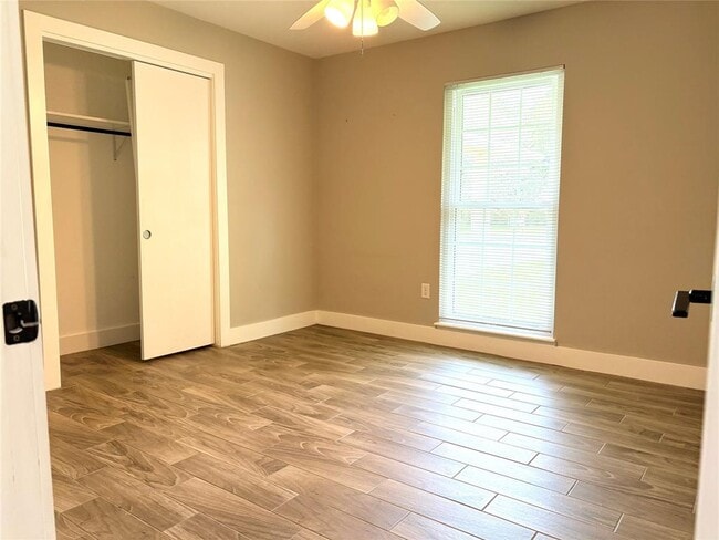 Building Photo - 406 Oak Vista Dr