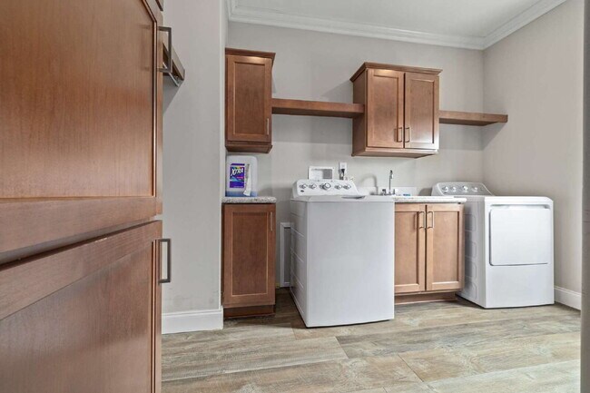 Building Photo - "Spacious 4-Bedroom Retreat with 3400 Sq F...