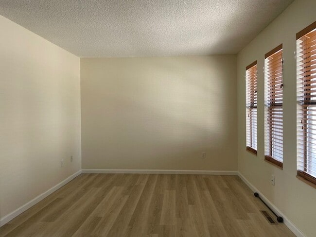 Building Photo - House For Lease