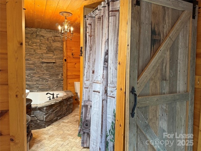 Building Photo - 1011 Lakeshore Dr