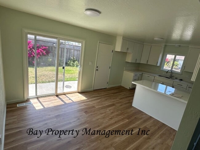 Building Photo - Beautifully Updated 3 Bedroom Home on a Corner Lot
