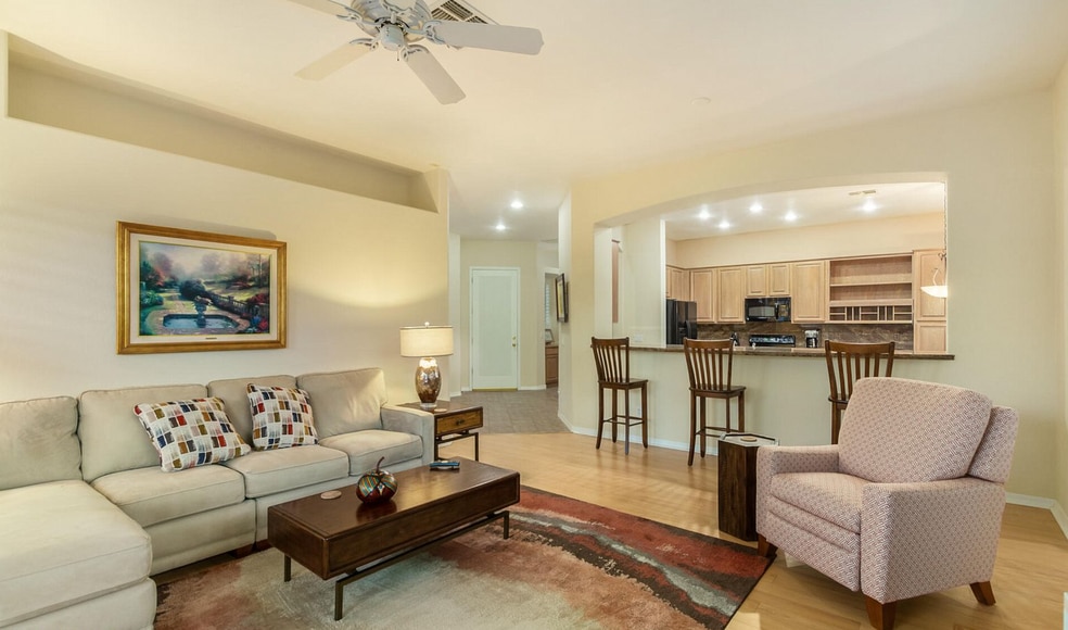 Building Photo - 892 W Raven Dr