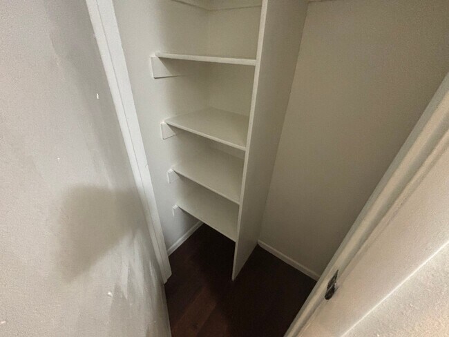 Building Photo - 2 Br/2 Ba. Condo on 2nd fl.
