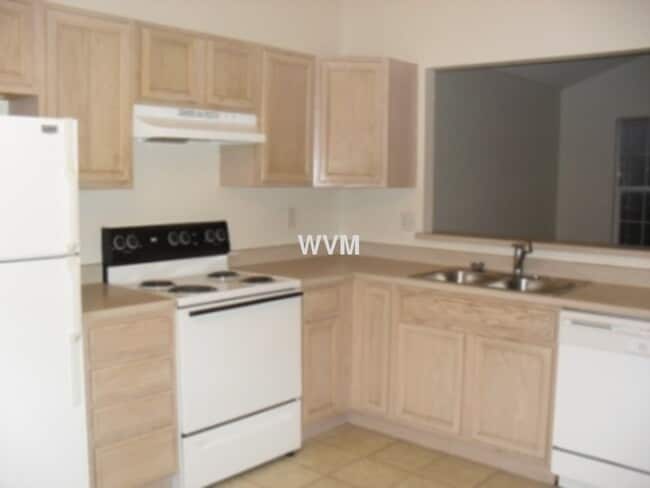 Building Photo - Eagle Village Ground Floor townhouse
