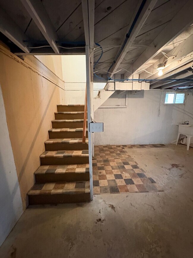 Building Photo - 812-812 5th Ave NW