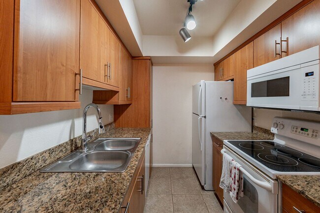 Building Photo - Available until 12/28/25 - Heart of Scottsdale