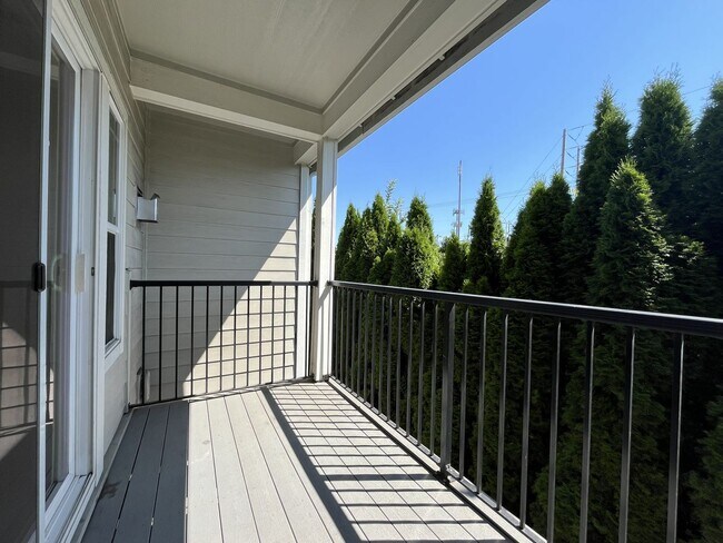 Building Photo - Modern Bull Mountain Townhome with Two Private Suites, Clubhouse, Pool, Fitness Center & Modern F...