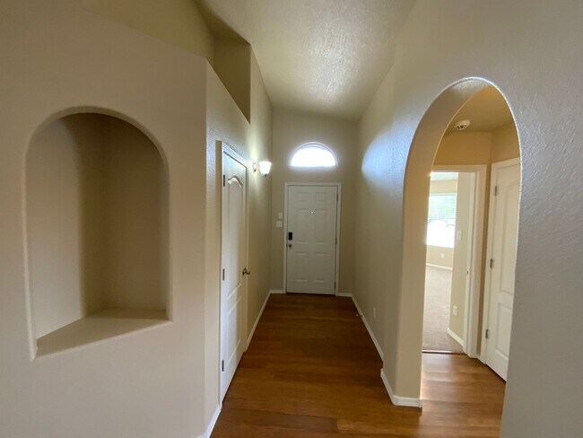 Building Photo - 3 Bedroom Single Story Home Available in T...