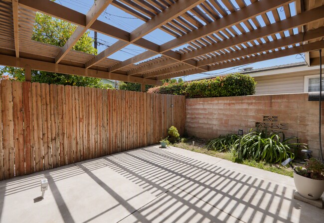 Building Photo - 220 Lilac Ct