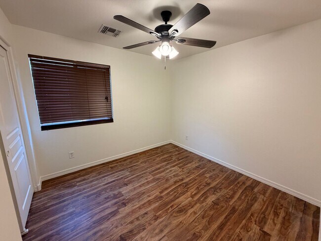Building Photo - Charming 3 bed + bonus room, 2 bath home in the Ghost Ranch Communtity