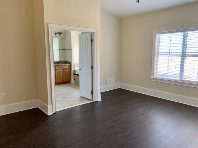 Building Photo - 5460 Glenridge View NE