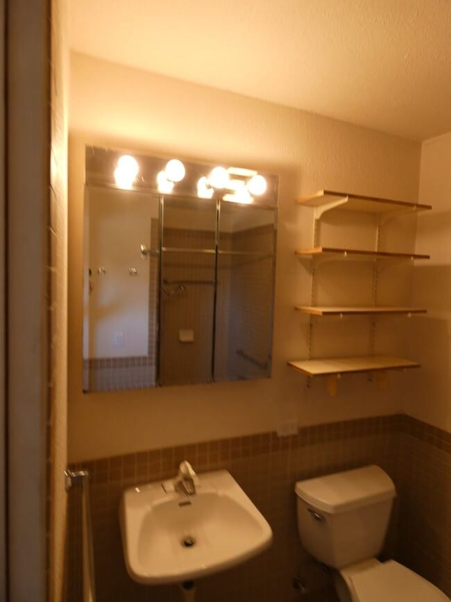 Building Photo - Central Duplex with View