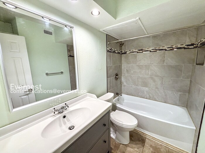 Building Photo - 2020 S Congress Ave