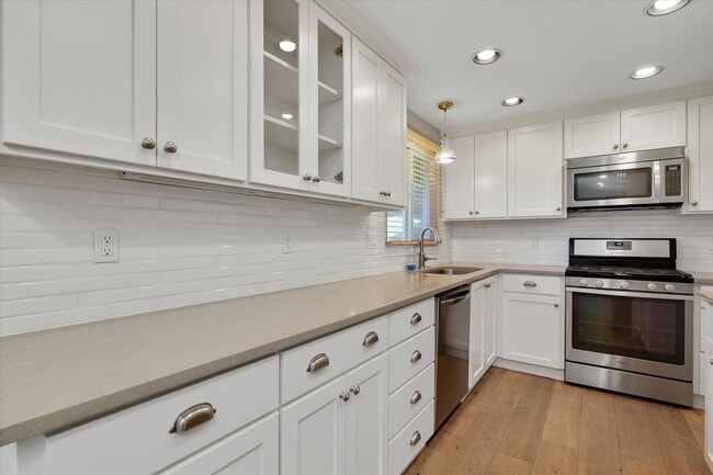 Building Photo - Live in One of Lake Oswego's Most Convenie...