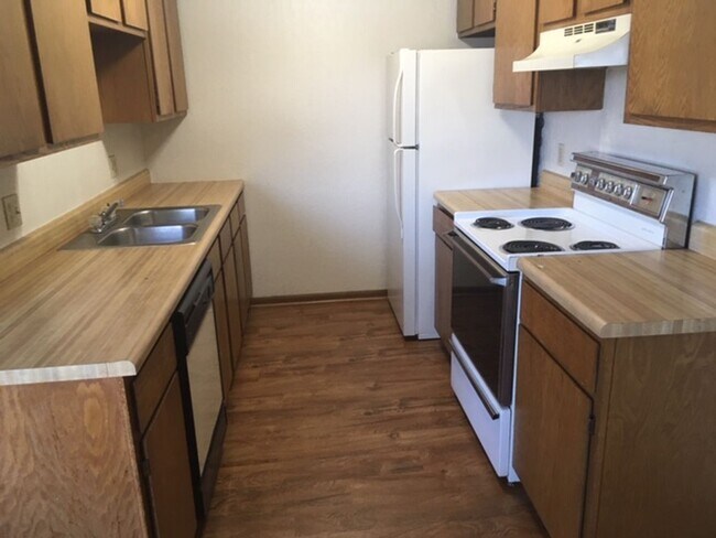 Building Photo - 850 Sq Ft, 2-bedroom, 1-Bath Apartment in 4-plex near 29th & Wannamaker.