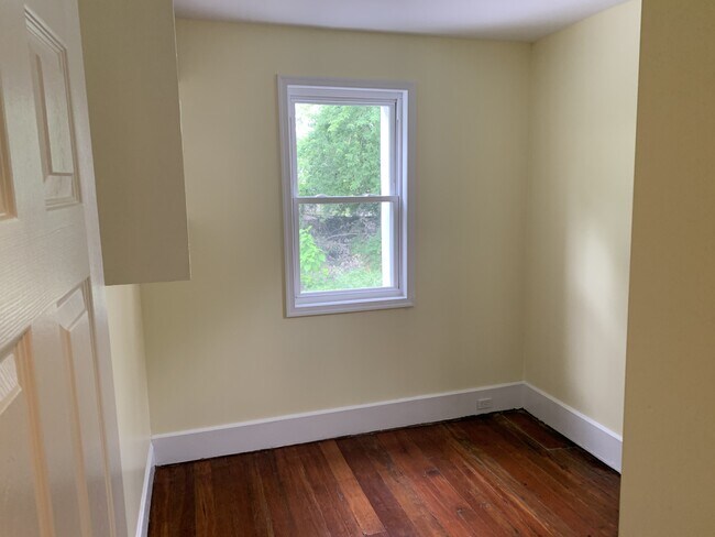 Building Photo - 747 E Woodlawn St