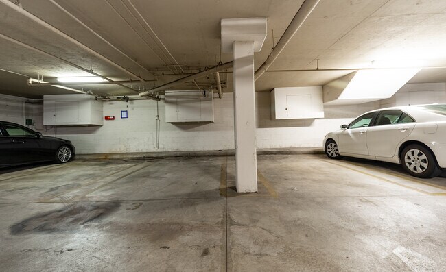 Building Photo - 828 S Bedford St