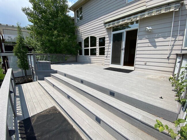Building Photo - Great Highlands Ranch Home on the Golf Course!