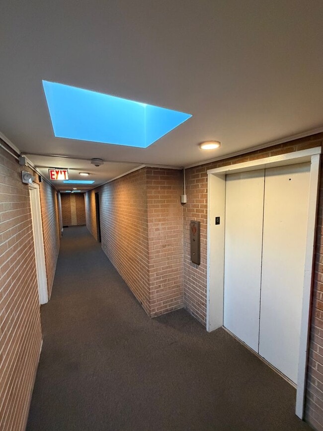 Building Photo - 1 Bed One Bath in DOWNTOWN Forest Park!!!