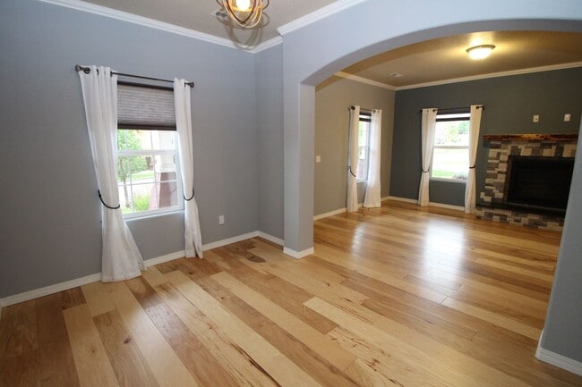 Building Photo - Beautiful 3bdrm 3bath home in Gold Hill Mesa