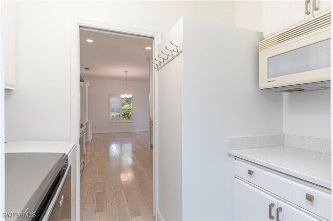 Building Photo - 7106 Lone Oak Blvd