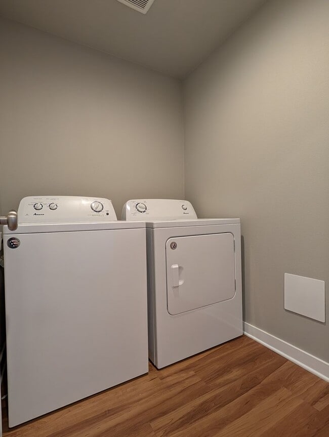 Building Photo - Great 3 bedroom/ 2.5 bathroom duplex- Near...