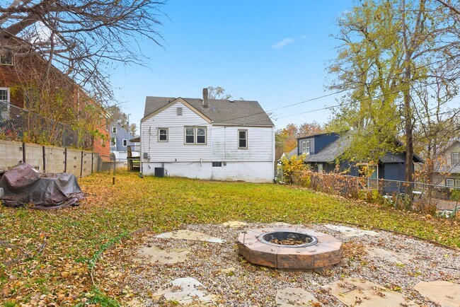 Building Photo - Spacious Three Bedroom!