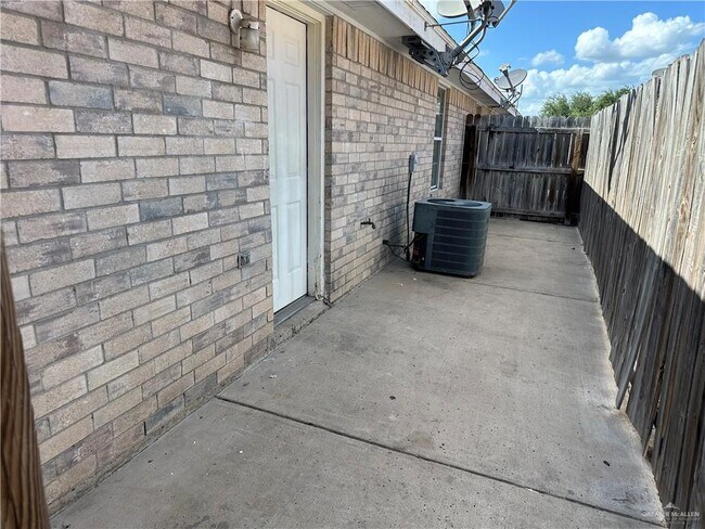 Building Photo - 11 Moonlight Ln