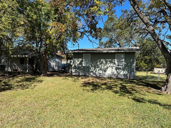Building Photo - 322 Azalea St