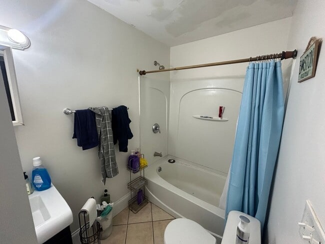 Building Photo - NO FEE!!!   6 BED/2 BATH IN PRIME MISSION HILL LOCATION ~ A/C, IN-UNIT LAUNDRY