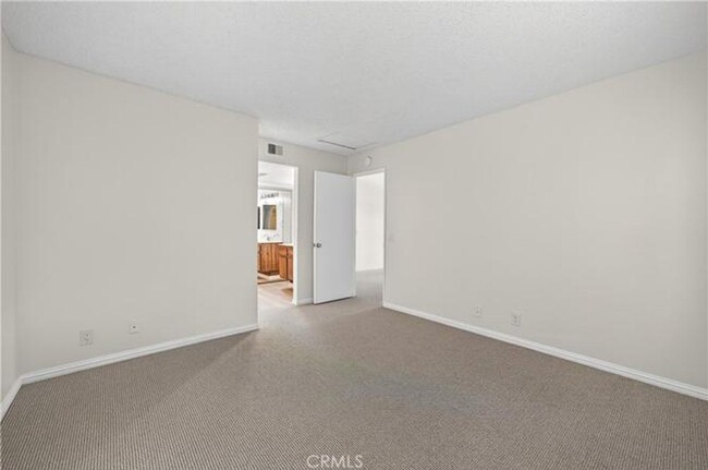 Building Photo - 1 Bed + 1 Bath Condo with 1 Carport