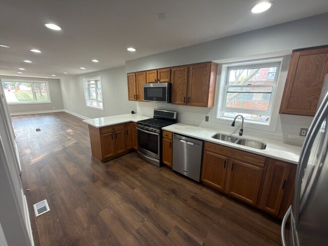 Building Photo - 6524 W Diversey Ave