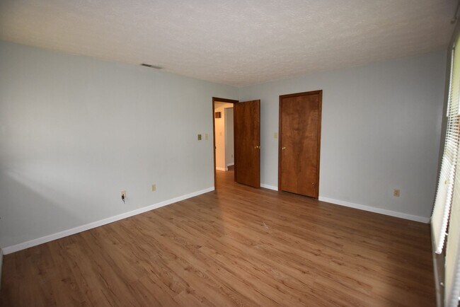 Building Photo - Single Level, Two Bedroom House in Greenfield