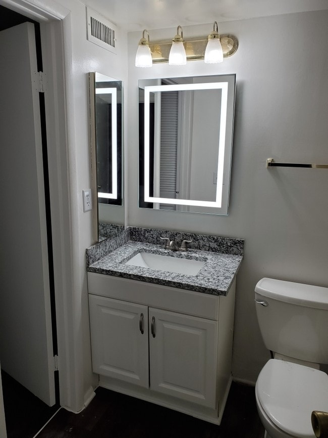Building Photo - Royal Towne Park Decatur End Unit Townhome