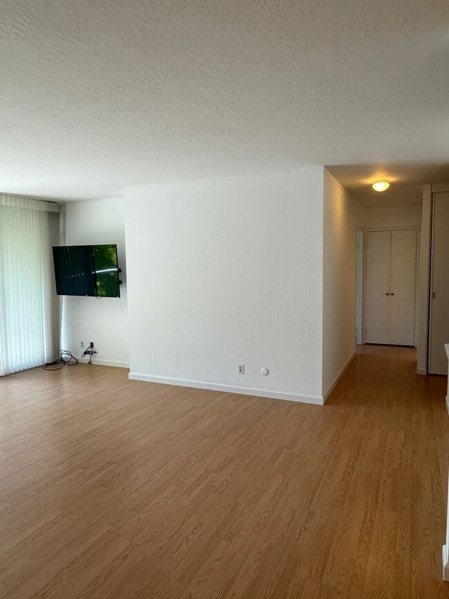 Building Photo - 1 Bed, 1 Bath Condo in Prime Belmont Location