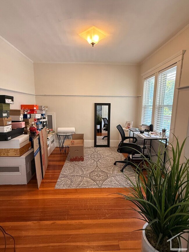 Building Photo - Beautiful, Spacious 2.5 bed in Brighton w/ Parking and Private Laundry!