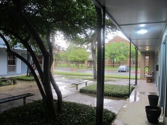 Building Photo - 425 S Oak St