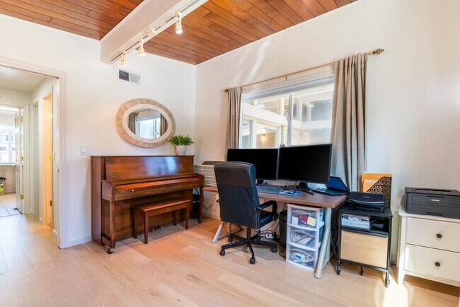 Building Photo - 4bd/1.75ba Shoreline Home