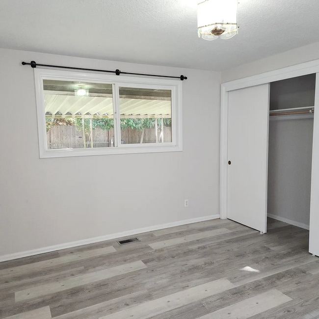 Building Photo - 4875 SW 165th Ave