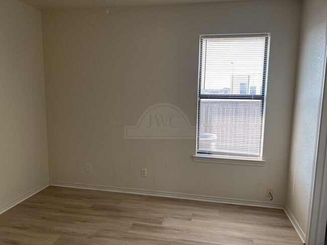 Building Photo - 902 McDaniel Cir