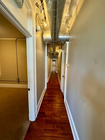 Building Photo - 92 S Main St