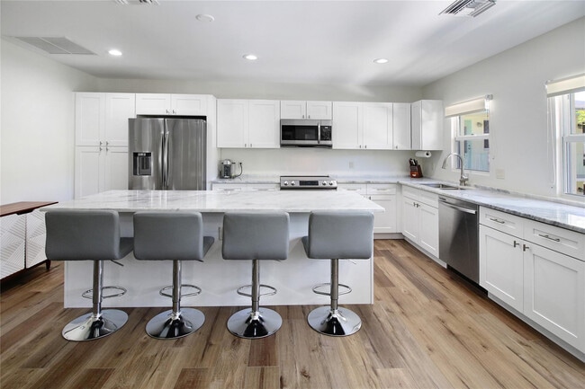 Building Photo - 211 SE 16th Ave