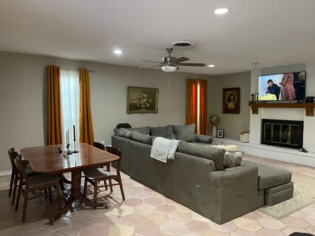 Building Photo - 3 Bedroom Single Family Home in San Antonio